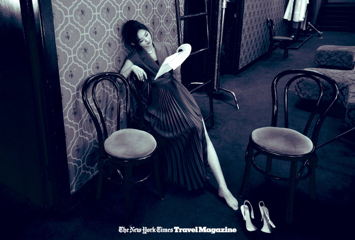 Triệu Lệ Dĩnh nhận 'cơn mưa' lời khen vì loạt ảnh tạp chí trắng đen mang sức hút và câu chuyện riêng Ảnh 7