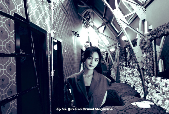 Triệu Lệ Dĩnh nhận 'cơn mưa' lời khen vì loạt ảnh tạp chí trắng đen mang sức hút và câu chuyện riêng Ảnh 10