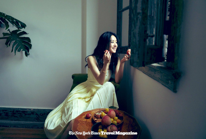 Triệu Lệ Dĩnh nhận 'cơn mưa' lời khen vì loạt ảnh tạp chí trắng đen mang sức hút và câu chuyện riêng Ảnh 5