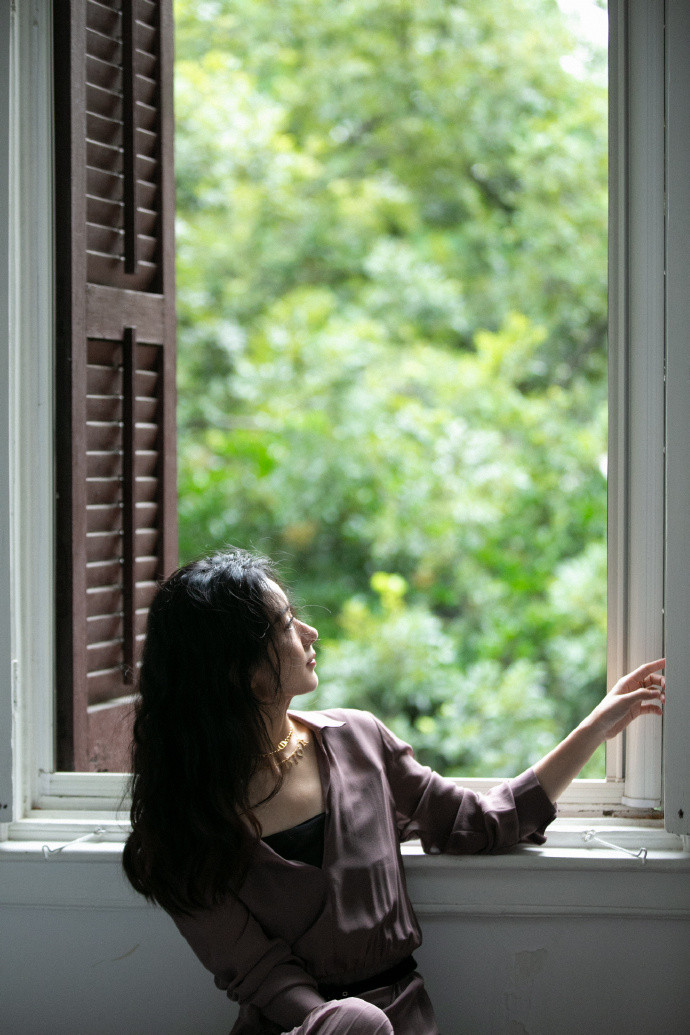 Triệu Lệ Dĩnh nhận 'cơn mưa' lời khen vì loạt ảnh tạp chí trắng đen mang sức hút và câu chuyện riêng Ảnh 11