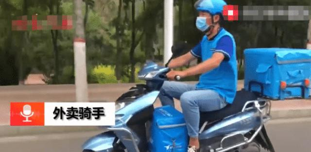 Anh Hải Á Phong sau khi nghe thấy âm thanh lạ trong thùng rác đã vội vàng kiểm tra xem bên trong là gì.