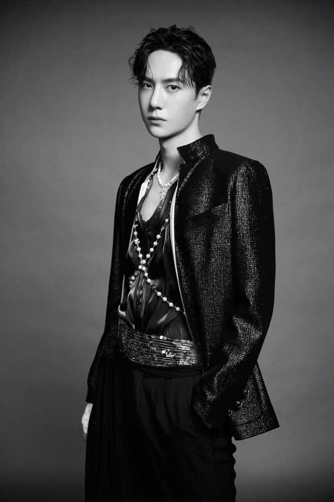 Chưa thoát khỏi sự ấn tượng trong màn nhảy krump đỉnh, fan bắt đầu để ý đến tạo hình lấp lánh của Vương Nhất Bác Ảnh 17