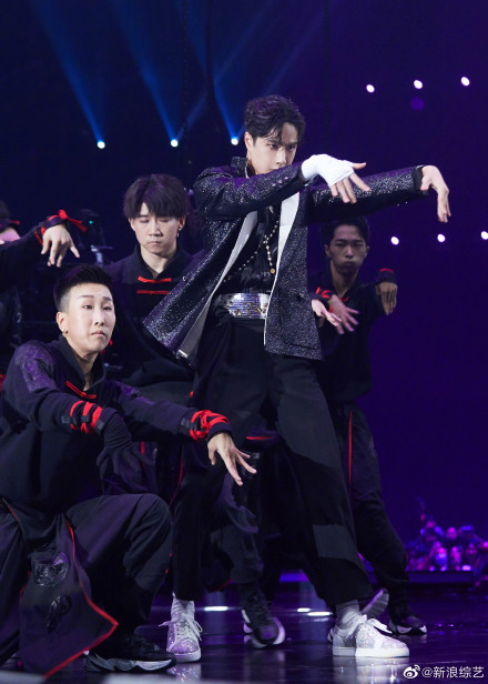 Chưa thoát khỏi sự ấn tượng trong màn nhảy krump đỉnh, fan bắt đầu để ý đến tạo hình lấp lánh của Vương Nhất Bác Ảnh 14