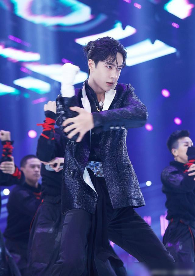 Chưa thoát khỏi sự ấn tượng trong màn nhảy krump đỉnh, fan bắt đầu để ý đến tạo hình lấp lánh của Vương Nhất Bác Ảnh 15