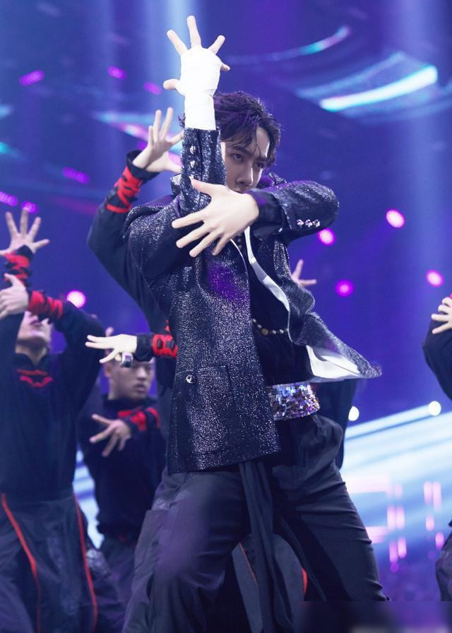 Chưa thoát khỏi sự ấn tượng trong màn nhảy krump đỉnh, fan bắt đầu để ý đến tạo hình lấp lánh của Vương Nhất Bác Ảnh 16