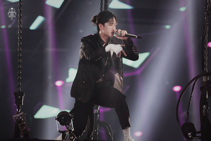 Chưa thoát khỏi sự ấn tượng trong màn nhảy krump đỉnh, fan bắt đầu để ý đến tạo hình lấp lánh của Vương Nhất Bác Ảnh 4