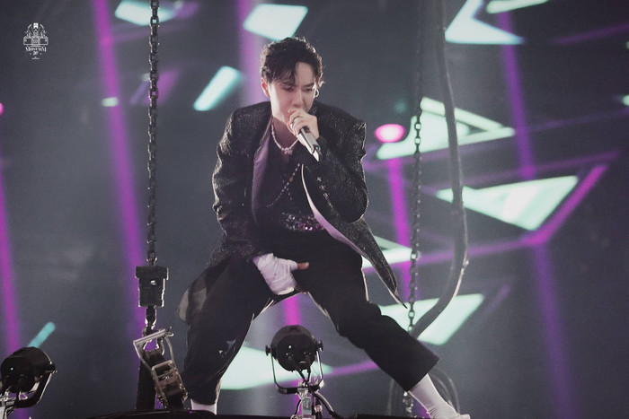 Chưa thoát khỏi sự ấn tượng trong màn nhảy krump đỉnh, fan bắt đầu để ý đến tạo hình lấp lánh của Vương Nhất Bác Ảnh 5