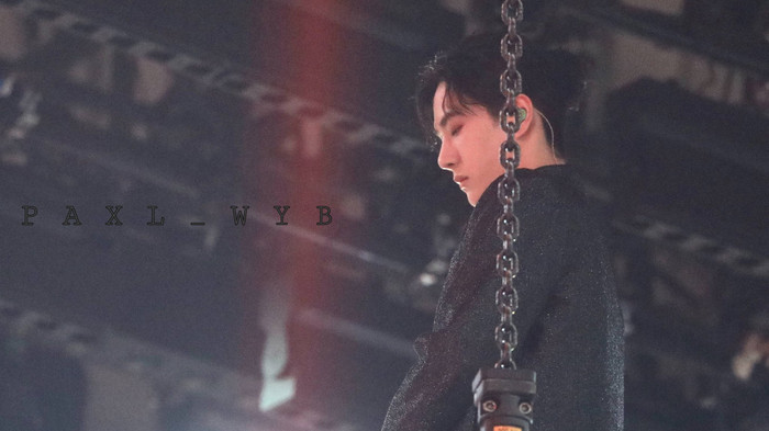 Chưa thoát khỏi sự ấn tượng trong màn nhảy krump đỉnh, fan bắt đầu để ý đến tạo hình lấp lánh của Vương Nhất Bác Ảnh 6