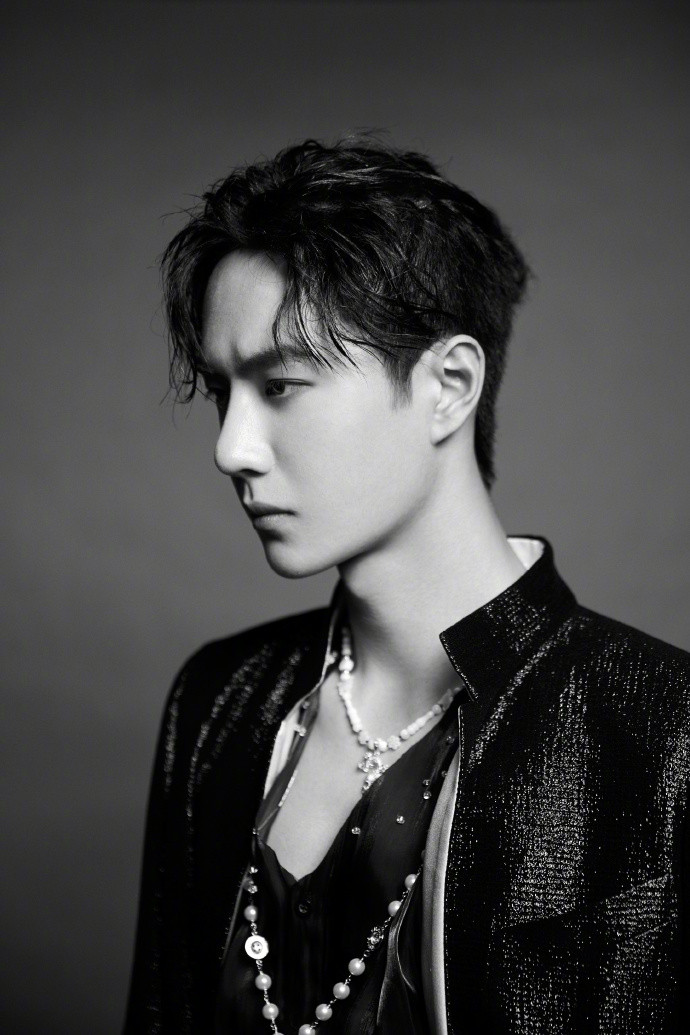 Chưa thoát khỏi sự ấn tượng trong màn nhảy krump đỉnh, fan bắt đầu để ý đến tạo hình lấp lánh của Vương Nhất Bác Ảnh 18