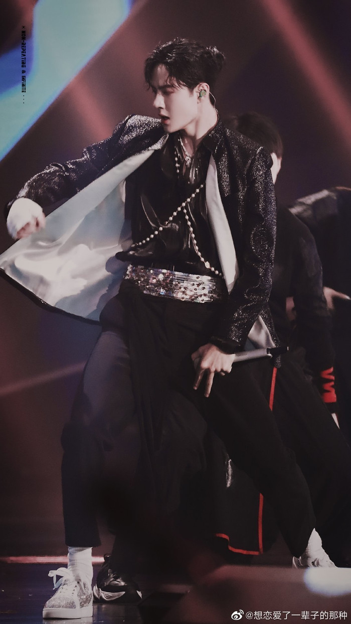 Chưa thoát khỏi sự ấn tượng trong màn nhảy krump đỉnh, fan bắt đầu để ý đến tạo hình lấp lánh của Vương Nhất Bác Ảnh 7