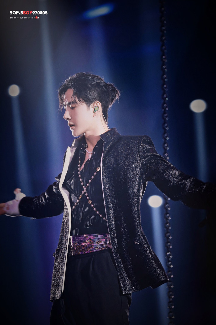 Chưa thoát khỏi sự ấn tượng trong màn nhảy krump đỉnh, fan bắt đầu để ý đến tạo hình lấp lánh của Vương Nhất Bác Ảnh 8