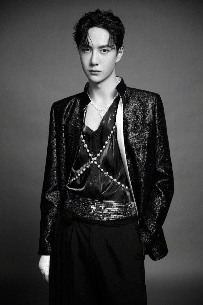 Chưa thoát khỏi sự ấn tượng trong màn nhảy krump đỉnh, fan bắt đầu để ý đến tạo hình lấp lánh của Vương Nhất Bác Ảnh 19