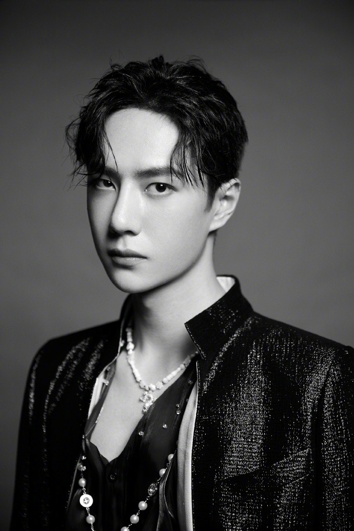 Chưa thoát khỏi sự ấn tượng trong màn nhảy krump đỉnh, fan bắt đầu để ý đến tạo hình lấp lánh của Vương Nhất Bác Ảnh 20