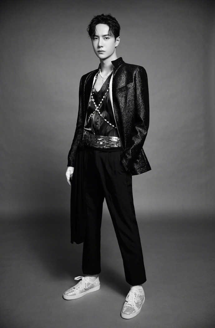 Chưa thoát khỏi sự ấn tượng trong màn nhảy krump đỉnh, fan bắt đầu để ý đến tạo hình lấp lánh của Vương Nhất Bác Ảnh 21