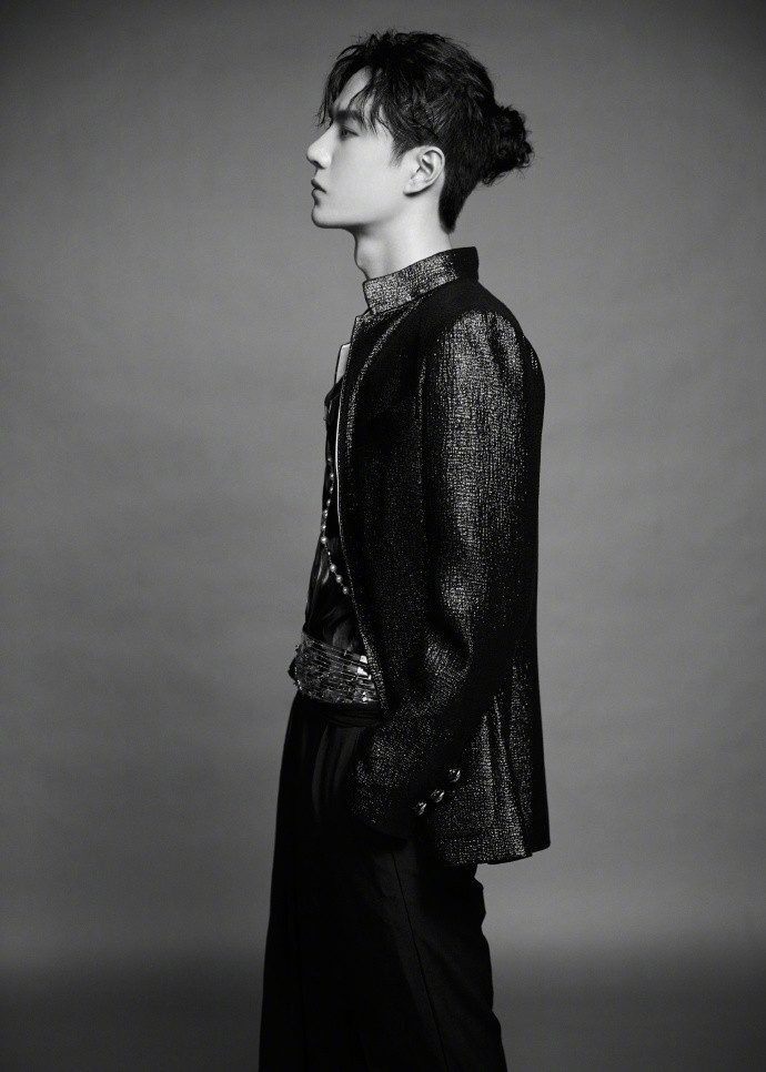 Chưa thoát khỏi sự ấn tượng trong màn nhảy krump đỉnh, fan bắt đầu để ý đến tạo hình lấp lánh của Vương Nhất Bác Ảnh 22