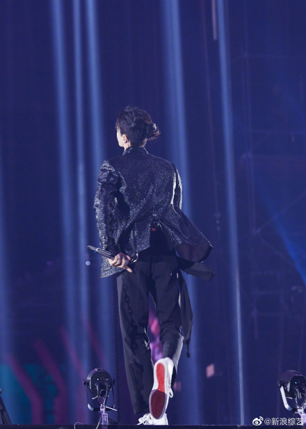 Chưa thoát khỏi sự ấn tượng trong màn nhảy krump đỉnh, fan bắt đầu để ý đến tạo hình lấp lánh của Vương Nhất Bác Ảnh 11