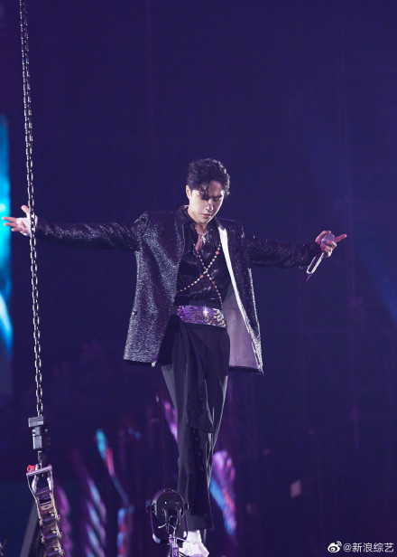 Chưa thoát khỏi sự ấn tượng trong màn nhảy krump đỉnh, fan bắt đầu để ý đến tạo hình lấp lánh của Vương Nhất Bác Ảnh 12