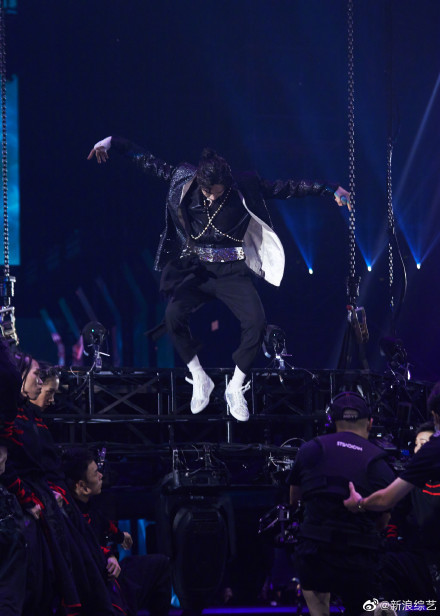 Chưa thoát khỏi sự ấn tượng trong màn nhảy krump đỉnh, fan bắt đầu để ý đến tạo hình lấp lánh của Vương Nhất Bác Ảnh 13