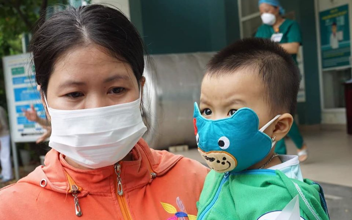 Người mẹ bật khóc trong ngày con gái hơn 1 tuổi nhiễm COVID-19 được công bố khỏi bệnh: 'Mẹ con tôi cả đời này mang ơn các thầy thuốc' Ảnh 2