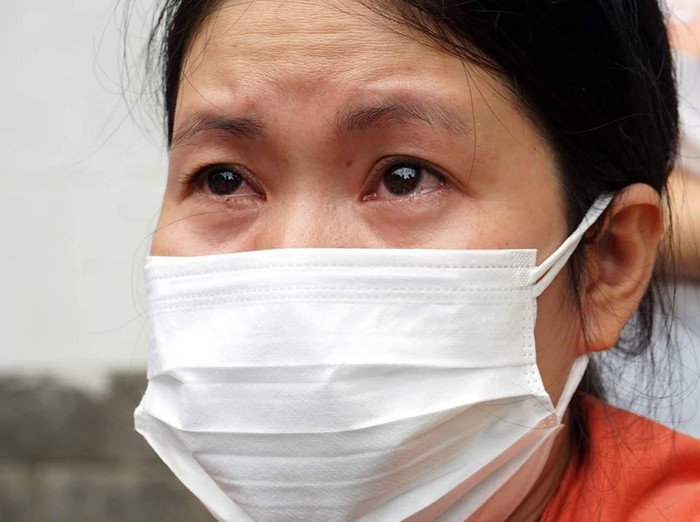 Người mẹ bật khóc gửi lời cảm ơn các bác sĩ.