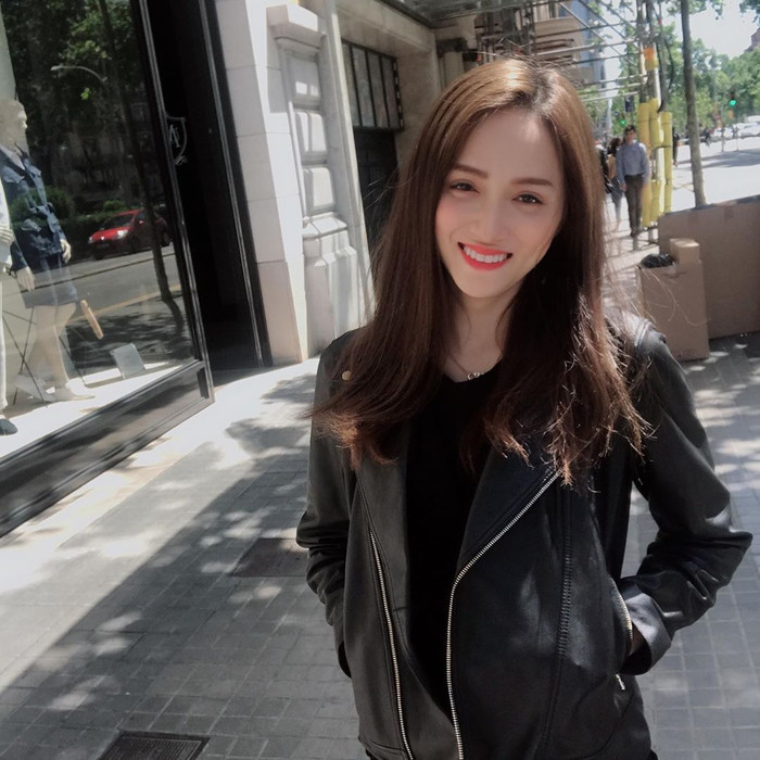 Hương Giang chọn cho mình set đồ đen đơn giản với cách mix layer phối nhiều chất liệu cùng nhau. 