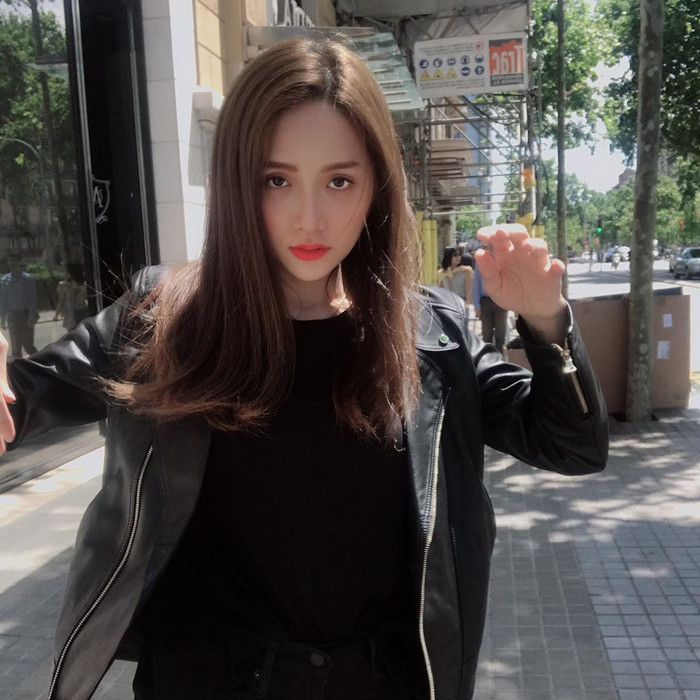 Áo phông, quần jeans và biker khoác ngoài - combo hoàn hảo cho một outfit dễ mặc, tôn dáng và vô cùng thời thượng. 