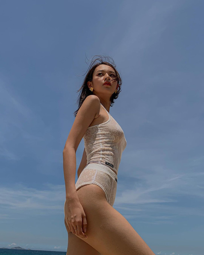 Thả dáng với set đồ ren toàn phần, Phí Phương Anh cực kỳ gợi cảm cùng thần thái high fashion đẳng cấp. Trang phục này phù hợp với những cô gái mảnh khảnh, dáng vóc cao ráo, bởi nếu không rất dễ tạo nên cảm giác 'xôi thịt'. 