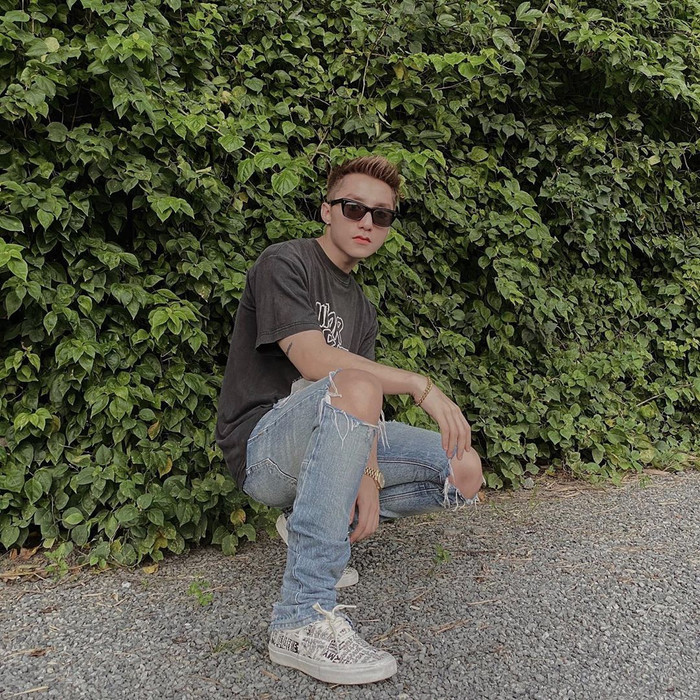 Cách kết hợp áo phông cùng quần jeans rách, giày sneaker mang đến vẻ trẻ trung, thoải mái cho Sơn Tùng, ngoài ra một chiếc kính mát, vừa bảo vệ mắt vừa tăng độ thời thượng là điều không thể thiếu. 