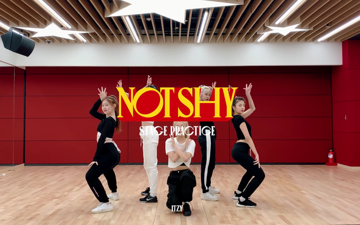 ITZY tung Stage Practice 'Not Shy': Bao nhiêu điểm cho khả năng hát live từ 'gà cưng' JYP Entertainment? Ảnh 2