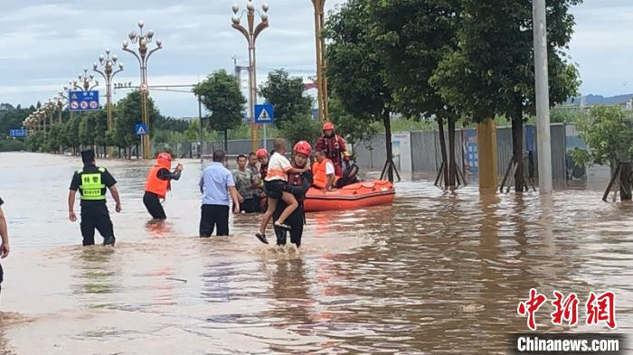 Trung Quốc: Một làng bị biến thành đảo nổi, 300 người mắc kẹt vì mưa lớn Ảnh 3