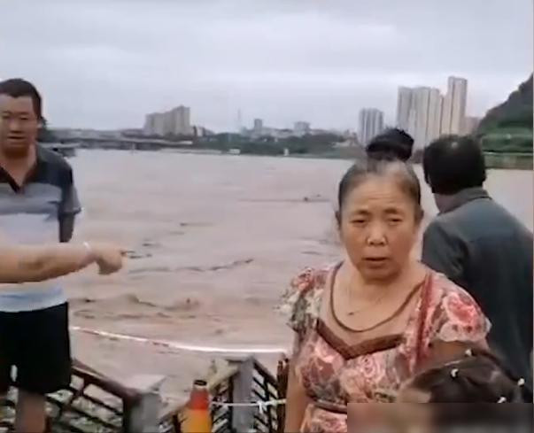 Nhân chứng kể lại khoảnh khắc người đàn ông bị nước cuốn trôi.