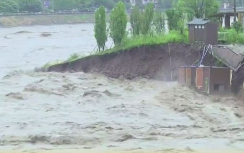 Đứng quay cảnh nước dâng, người đàn ông bị lũ cuốn đi Ảnh 2