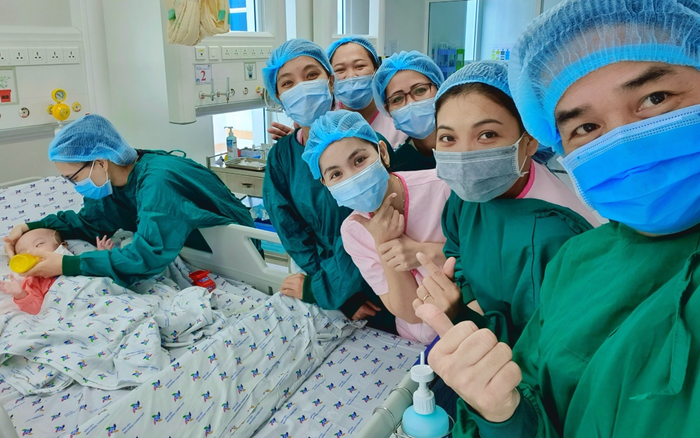 Trúc Nhi - Diệu Nhi đã ăn được tô cháo thịt đầu đời sau cuộc đại phẫu thuật tách dính Ảnh 2