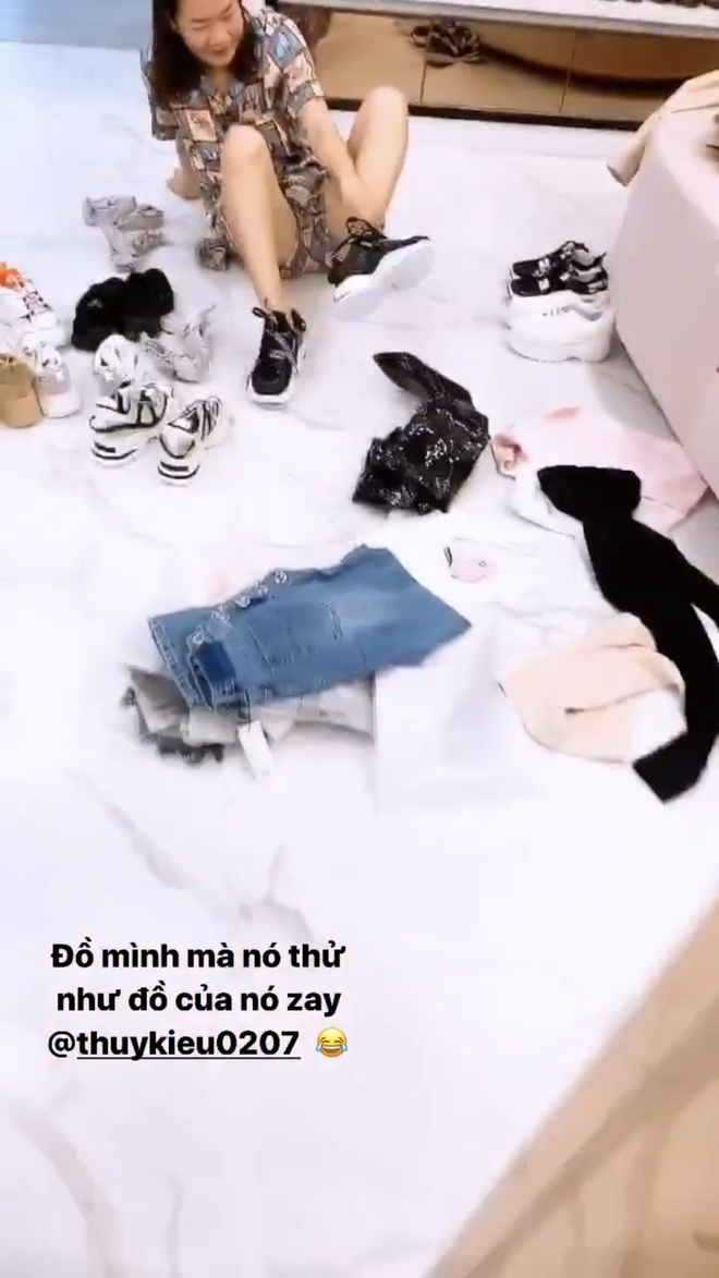 Đến cả đồ cá nhân, người mẫu 8X cũng không ngại để trợ lý dùng chung.