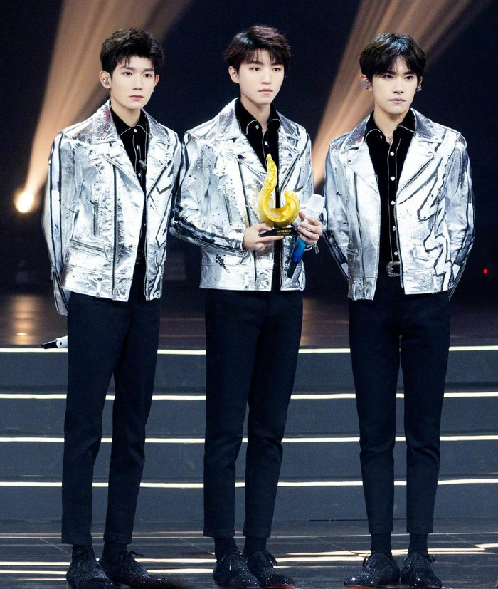 Nhóm TFBOYS gồm 3 thành viên Vương Tuấn Khải, Vương Nguyên và Dịch Dương Thiên Tỉ