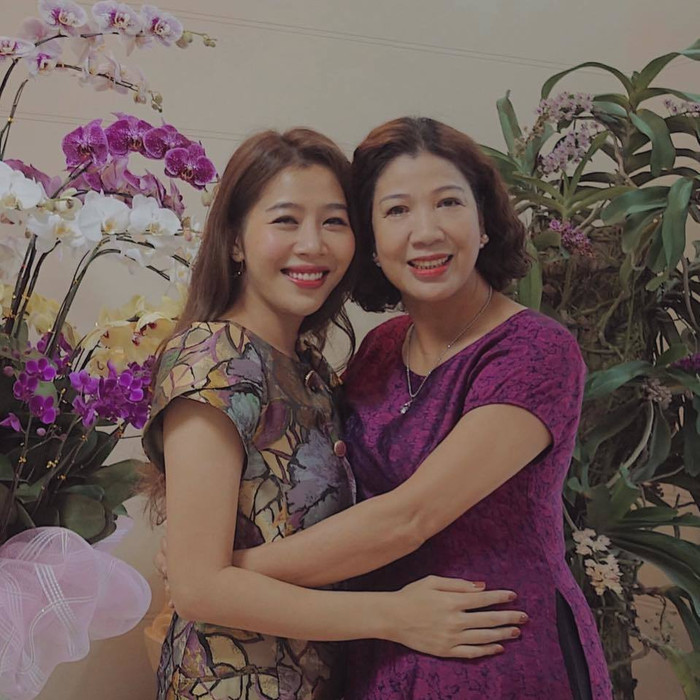 Hình ảnh hạnh phúc bên mẹ được nữ MC đăng tải 