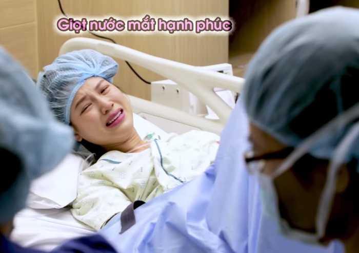 Giọt nước mắt hạnh phúc khi nhìn thấy con trai chào đời.