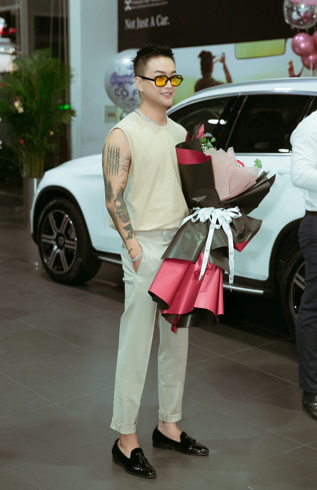 TiTi ấp úng kể chuyện tỏ tình bị từ chối, anh cho biết dù cố gắng tặng hoa nhưng cũng không thành