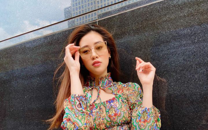 Hoa hậu Khánh Vân làm sáng bừng khu phố với váy hoa nhí bánh bèo chuẩn hot trend mùa hè Ảnh 2