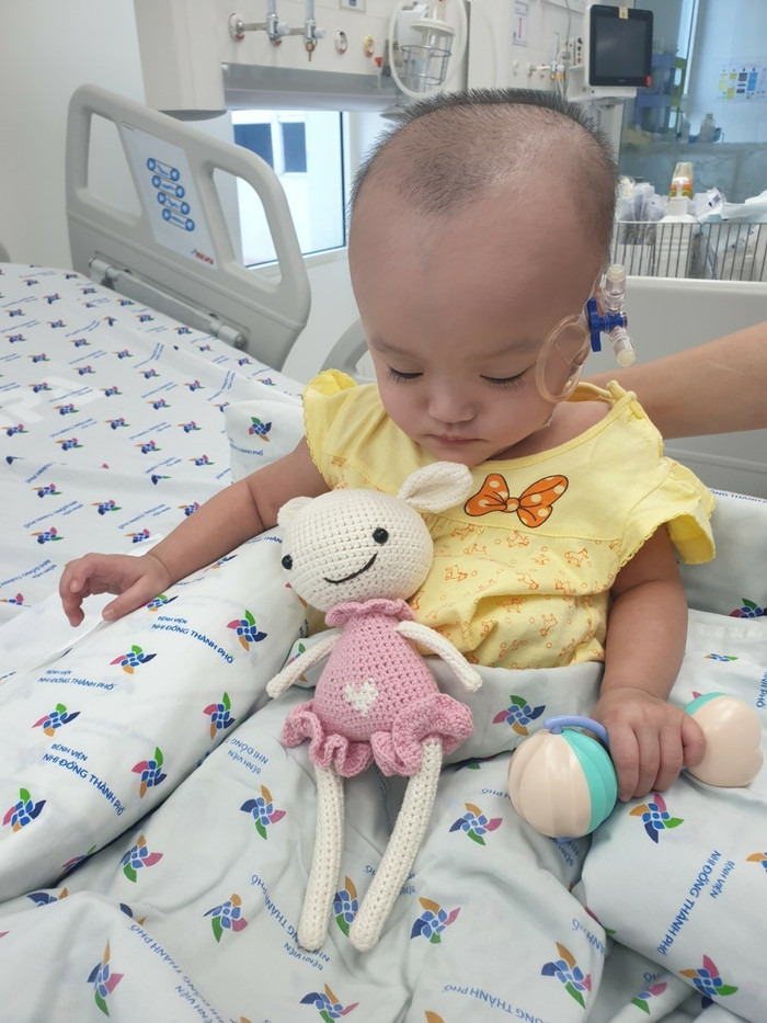 Sau quá trình hồi phục 'kì diệu', Trúc Nhi - Diệu Nhi nhận được thư, quà từ người theo dõi gửi tặng Ảnh 6