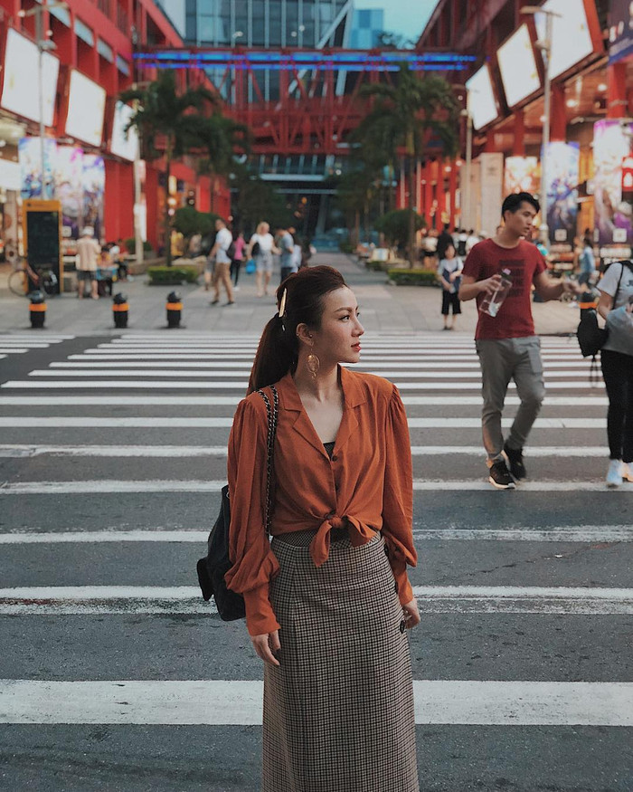 Bên cạnh áo phông, áo sơ-mi buộc vạt cũng là một item được rất nhiều sao Việt ưu ái. 