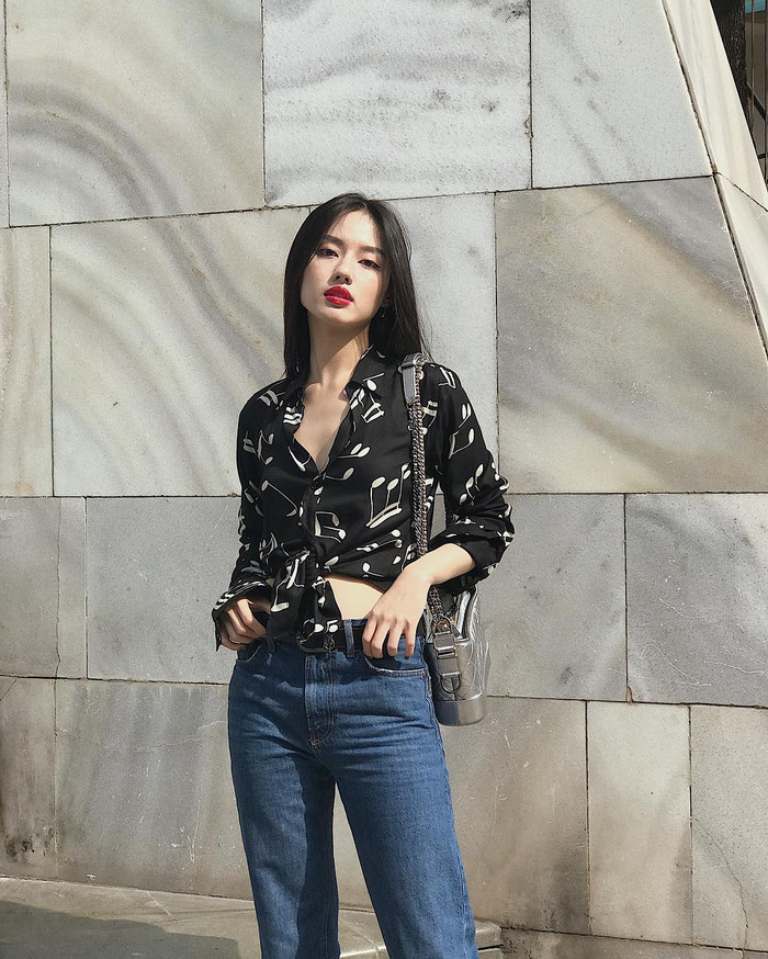 Thiết kế khá basic theo phom ôm bình thường, nhưng nhờ việc mở một hàng cúc, thắt nhẹ nơi eo đã giúp Khánh Linh thêm phần trendy, thú vị. 