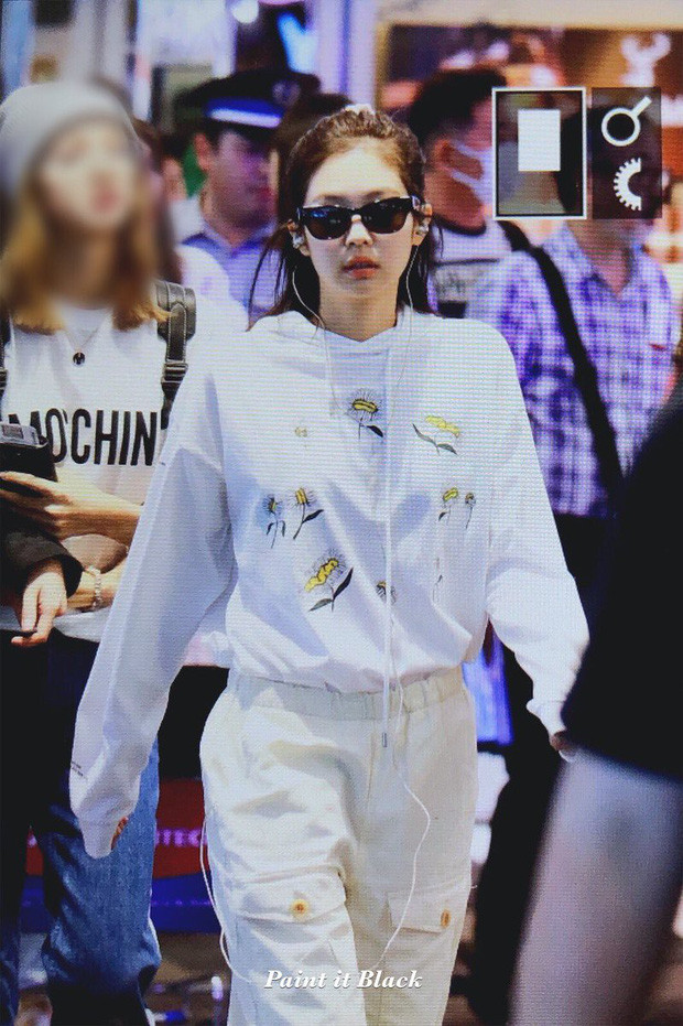 Không chỉ các sao Việt, ngay cả nghệ sĩ nước ngoài cũng áp dụng chiêu thức này để khoe eo thon, đơn cử như Jennie với chiếc áo hoodie phom suông, rộng bình thường... 