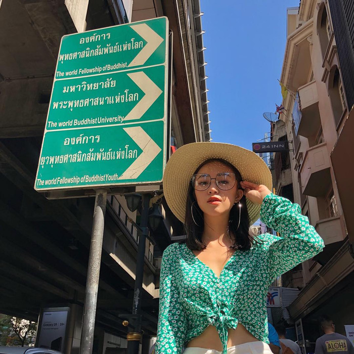 Salim lại tạo nên không gian mùa hè cùng áo hoa nhí mix cùng mũ cói rộng vành. 