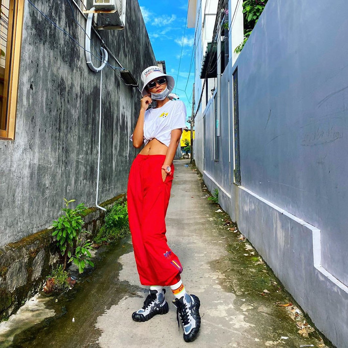 Hoa hậu H'Hen Niê diện street style thể thao cá tính, khoe vòng eo thon gọn.
