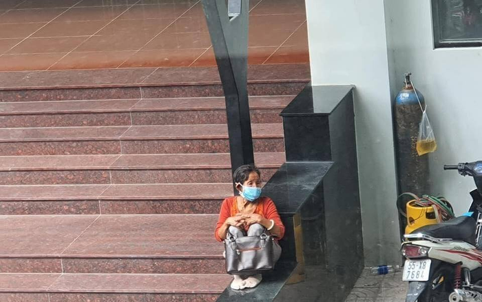 Cay khóe mắt khoảnh khắc cụ bà lặng lẽ ngồi một góc sân trường đợi đứa cháu 'tân sinh viên' vào làm thủ tục nhập học Ảnh 2