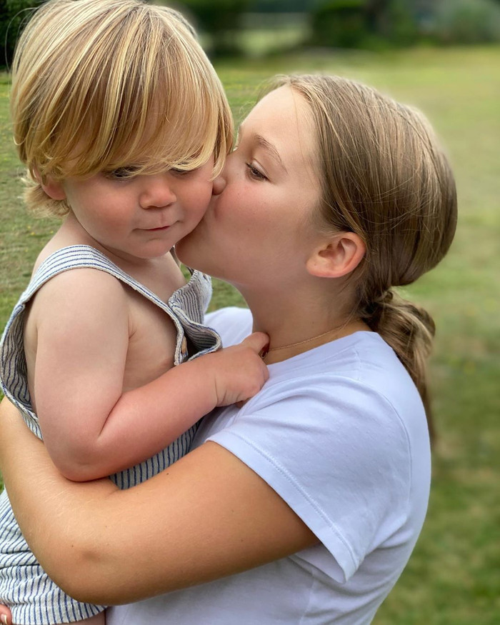 Vợ chồng David Beckham đưa cả gia đình đi Hy Lạp nghỉ dưỡng: Victoria ngọt ngào bên ông xã như lúc mới yêu Ảnh 7