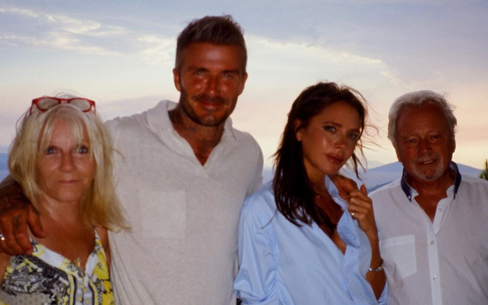 Vợ chồng David Beckham đưa cả gia đình đi Hy Lạp nghỉ dưỡng: Victoria ngọt ngào bên ông xã như lúc mới yêu Ảnh 2