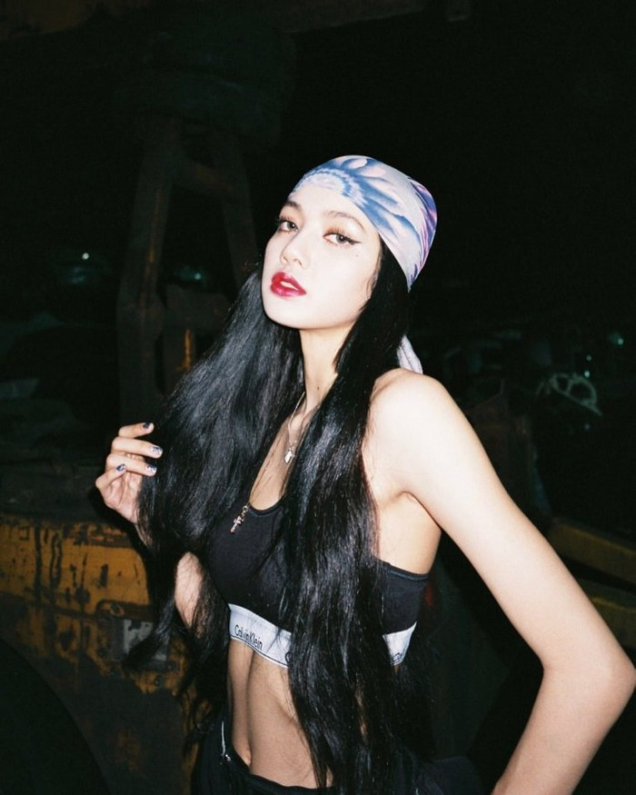 Lisa chắc có lẽ là nguồn cảm hứng cho Jisoo trong style 'sành điệu' này 