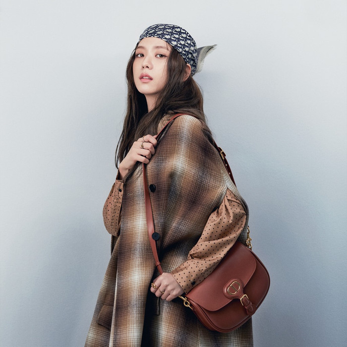 Khoác trên mình các items quần áo dành cho mùa Thu/Đông, Jisoo đẹp hoàn hảo không tì vết 